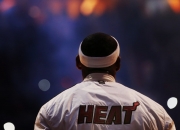 开云足球直播-跨界传奇，当本泽马的关键时刻照亮NBA季后赛之夜