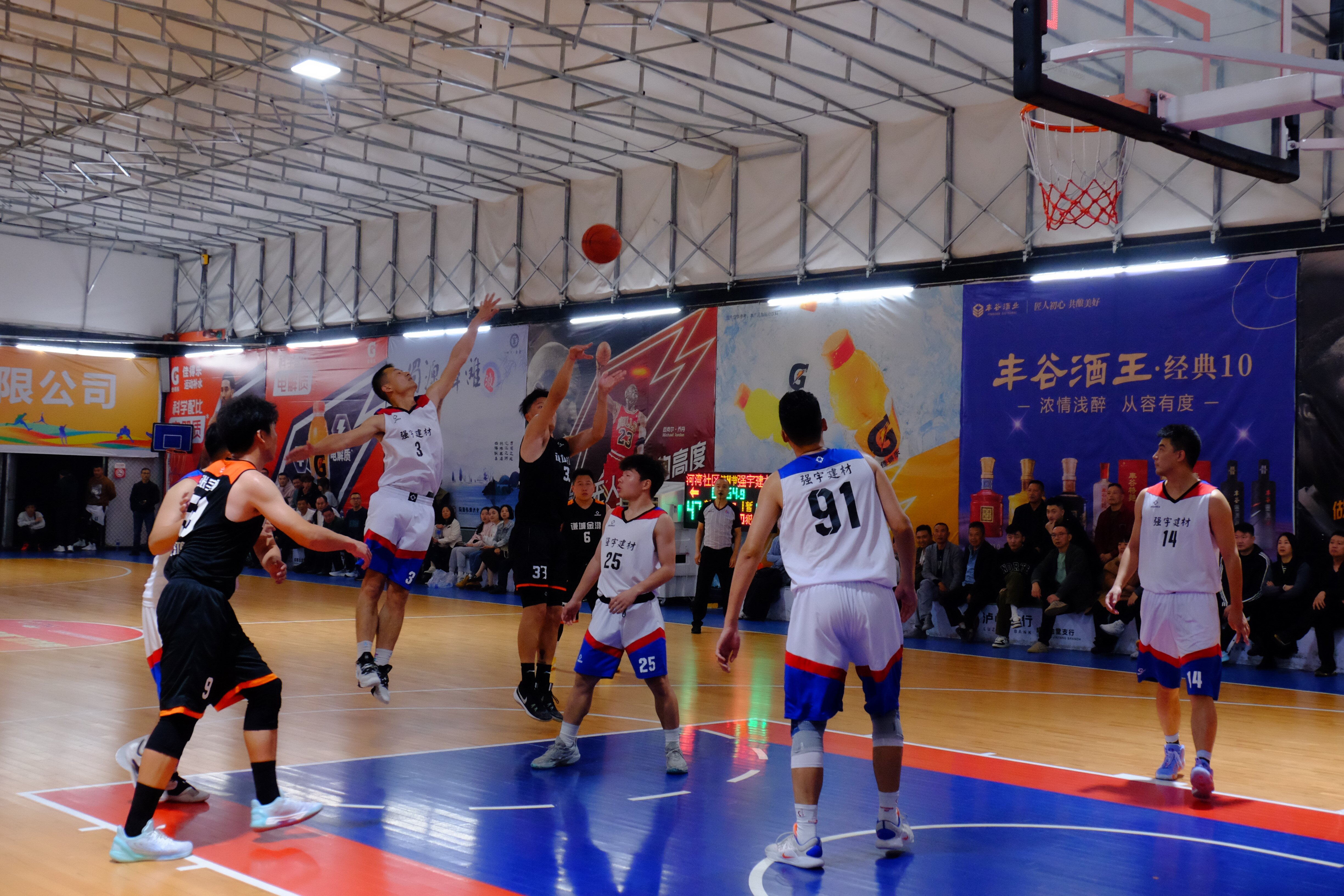 球队实力对决，篮球热闹比拼