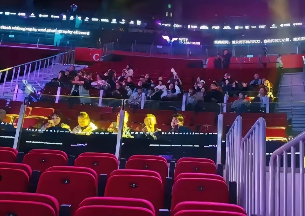 球场传来欢声笑语,观众沉浸其中 球场传来欢声笑语,观众沉浸其中