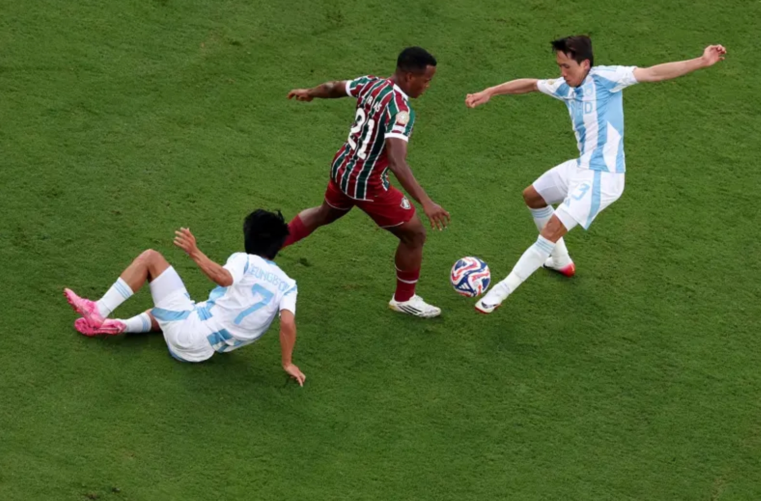 低位进攻成功一举击败对手的简单介绍 低位进攻成功一举击败对手的简单介绍