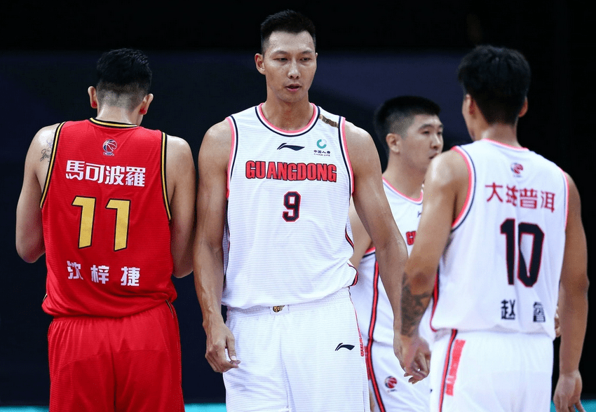 深圳队完胜福建队,布克统治全场 深圳队完胜福建队,布克统治全场