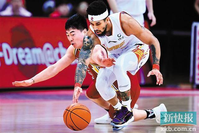 深圳队完胜福建队,布克统治全场 深圳队完胜福建队,布克统治全场