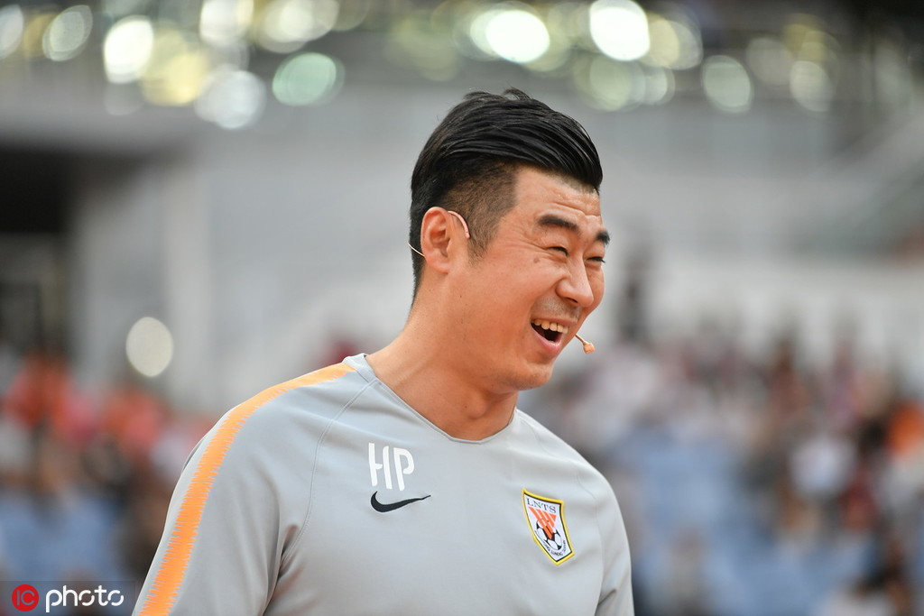 山东鲁能队员接受媒体采访表达态度