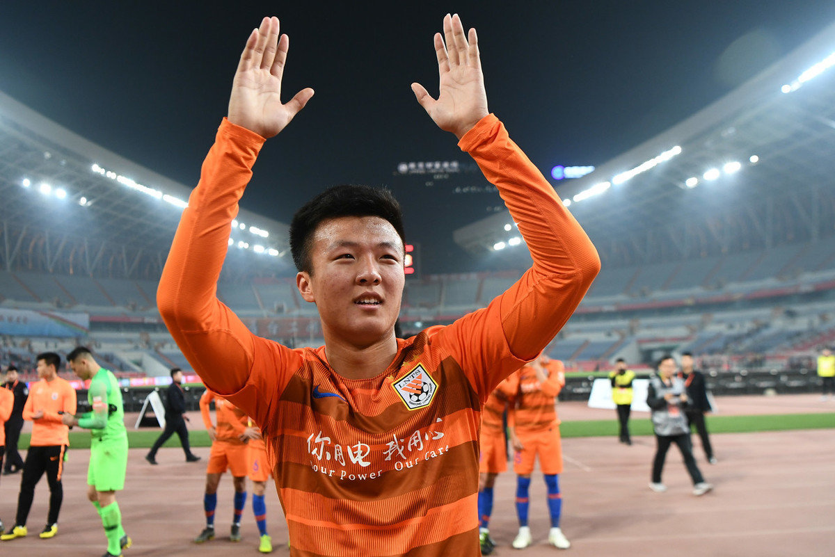 山东鲁能队员接受媒体采访表达态度