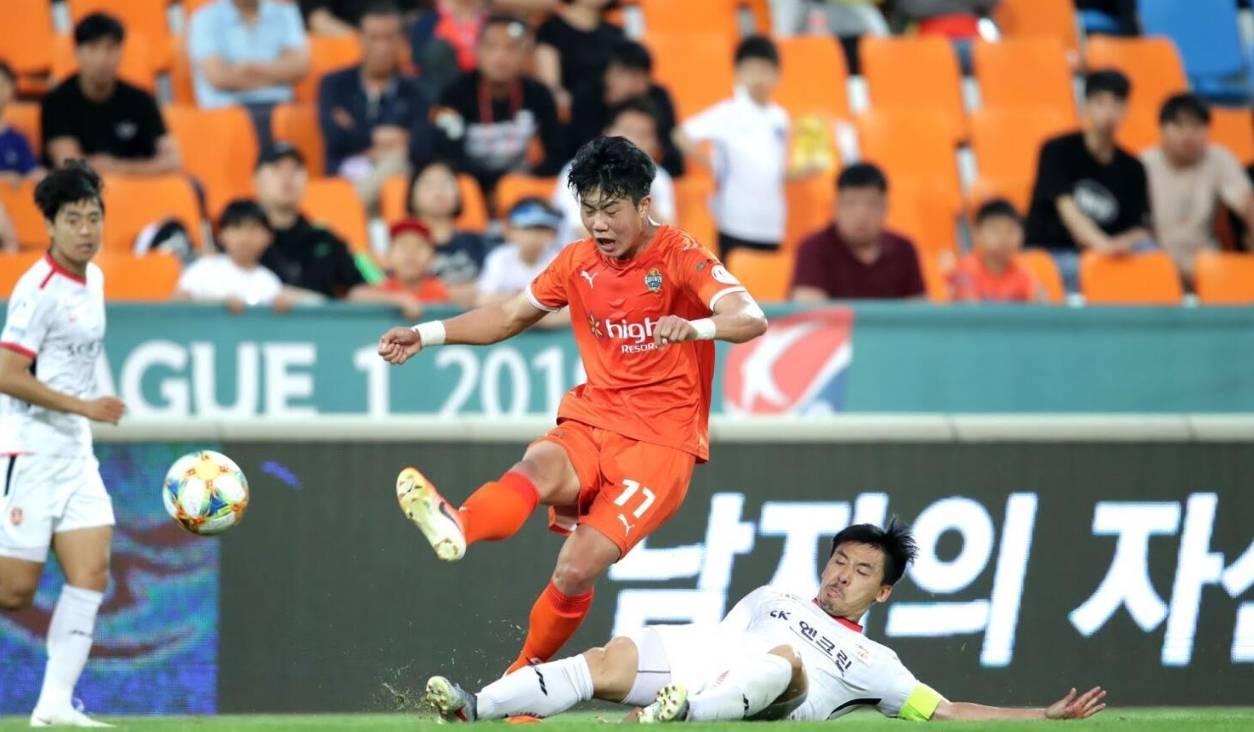 球队防守稳固,持续在比赛中表现出色 球队防守稳固,持续在比赛中表现出色