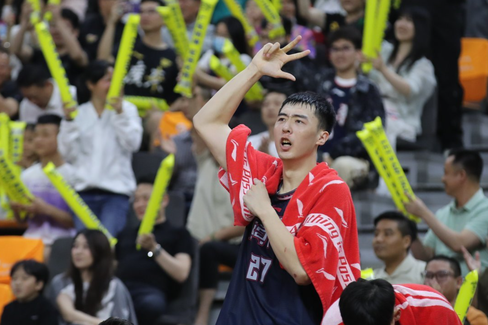 关键战术牌，球员闪光表现取得胜利的简单介绍