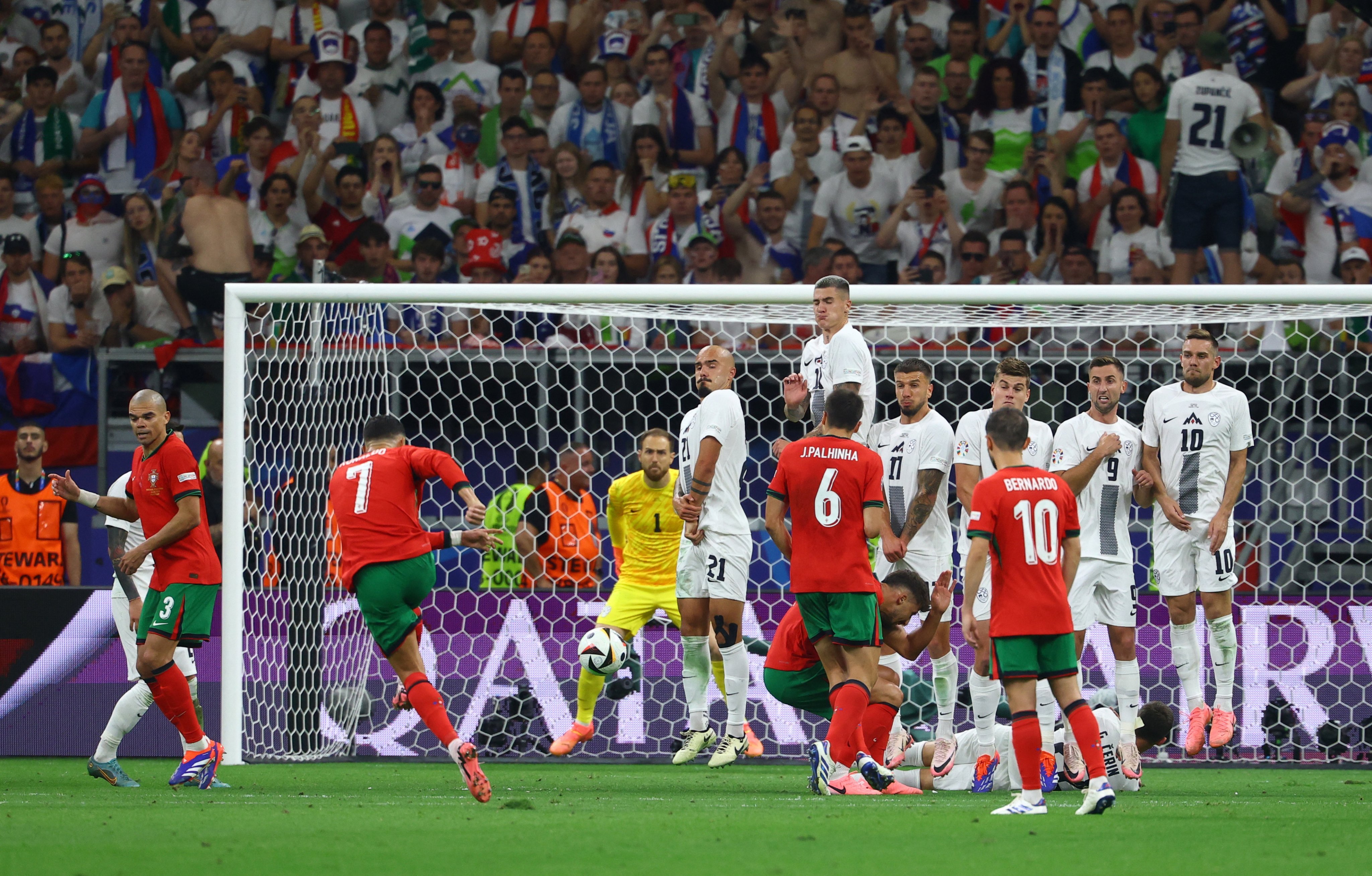 惊险场面！欧洲足球强队交锋激烈的简单介绍