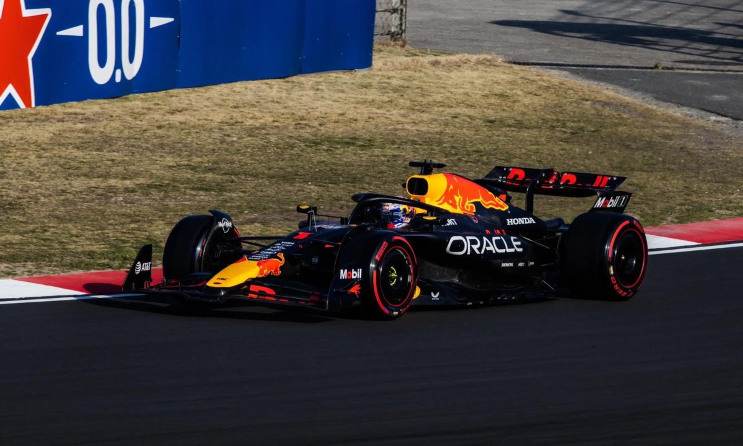 关于哈斯车队险胜红牛车队，维斯塔潘关键制胜的信息