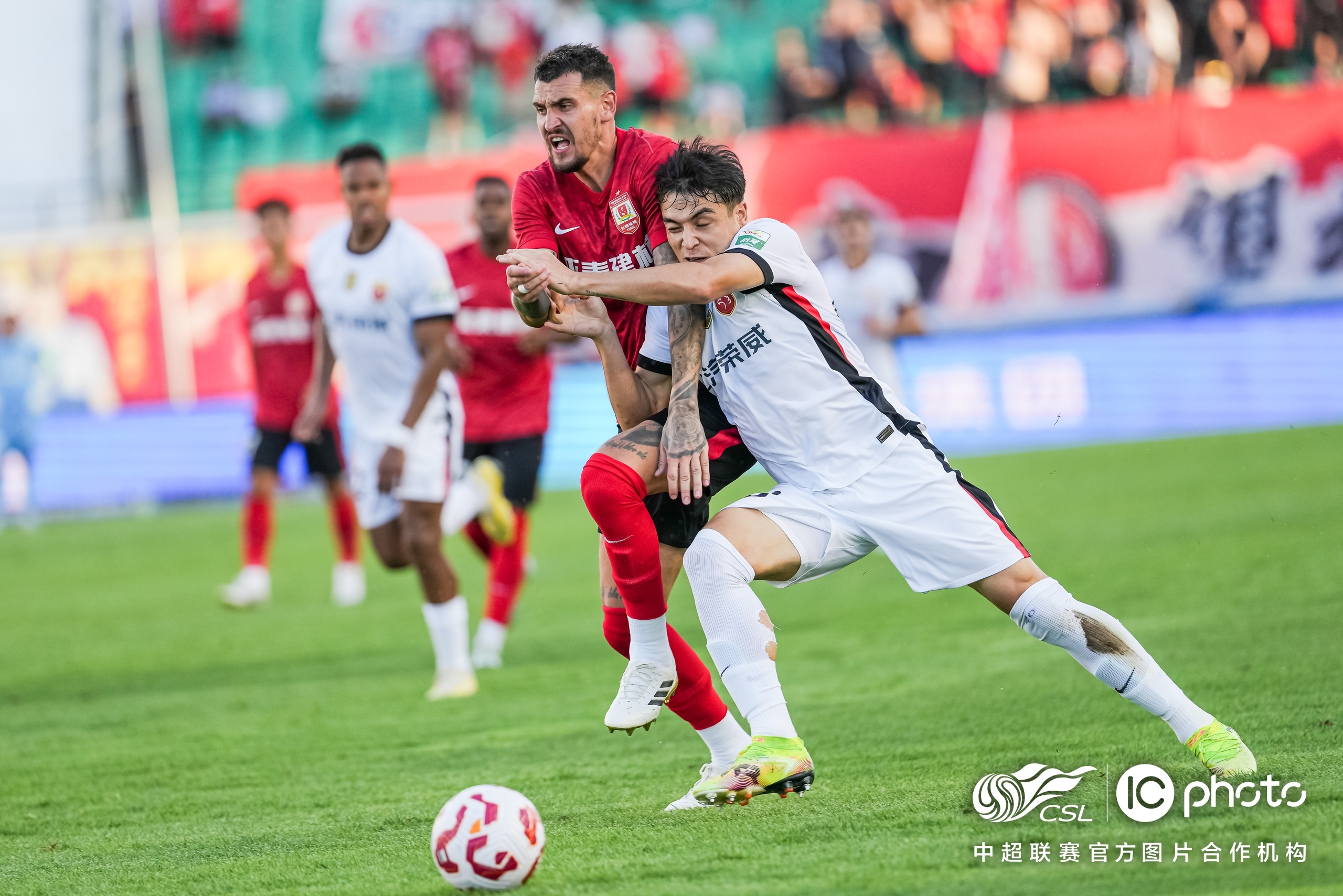 包含亚洲足坛史诗级较量即将展开的词条