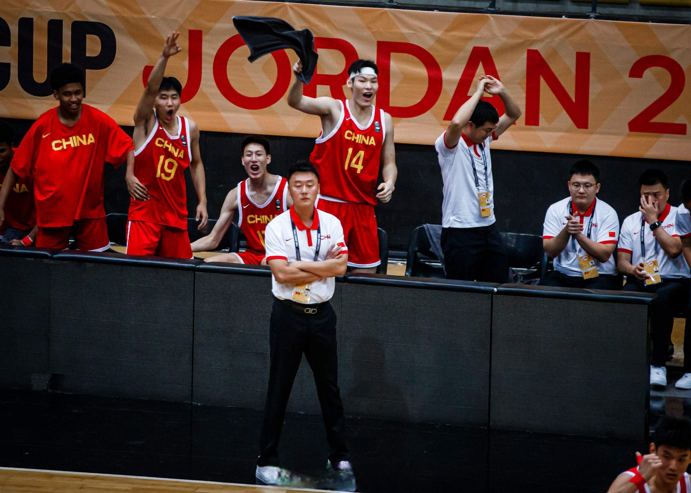 激战不断！球员们奋力争冠展现拼搏精神