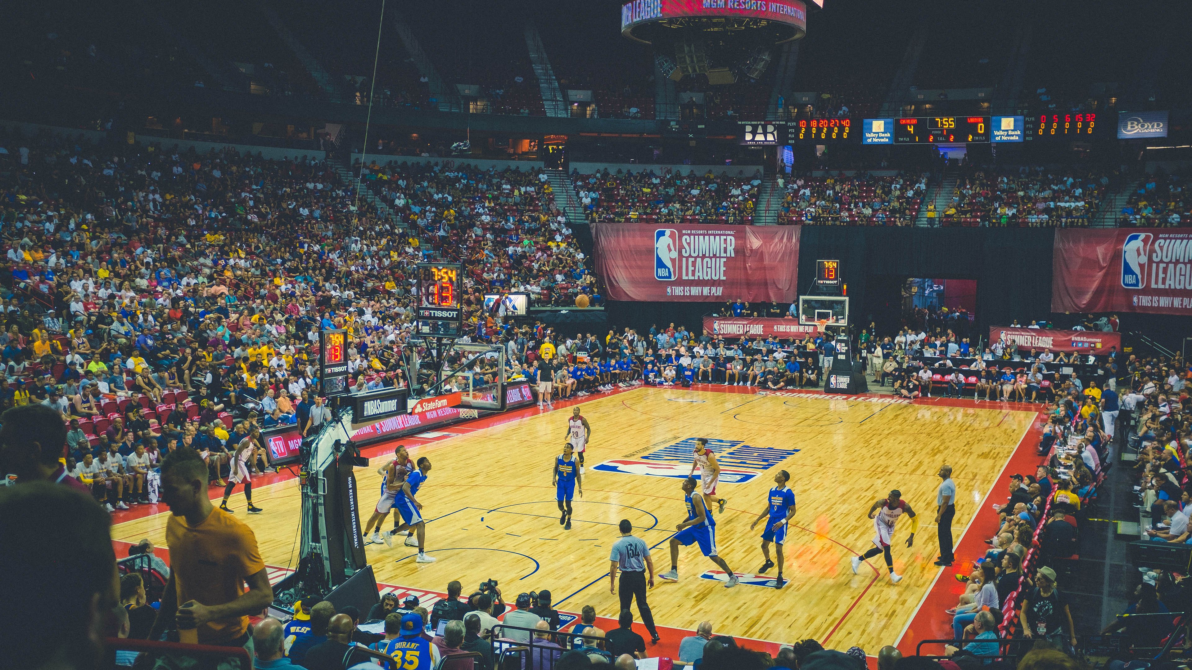 跨界风暴，当新疆队淘汰快船，哈利伯顿在F1赛道接管比赛