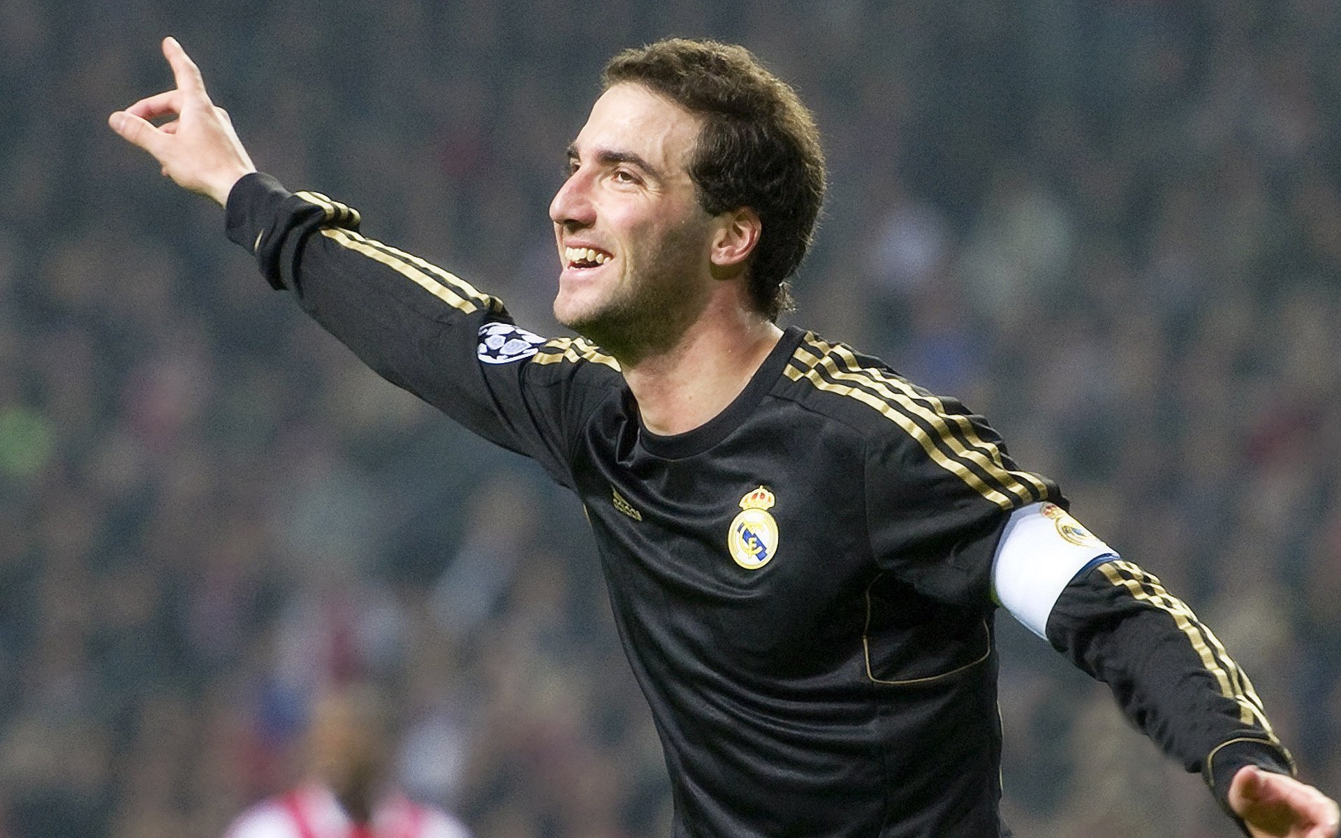 绿茵场上的双重奏，乌克兰新星闪耀，梅西传奇再续